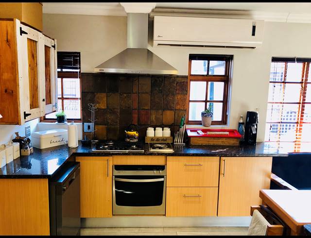 3 BEDROOM FREEHOLD FOR SALE IN ROBERTS ESTATE